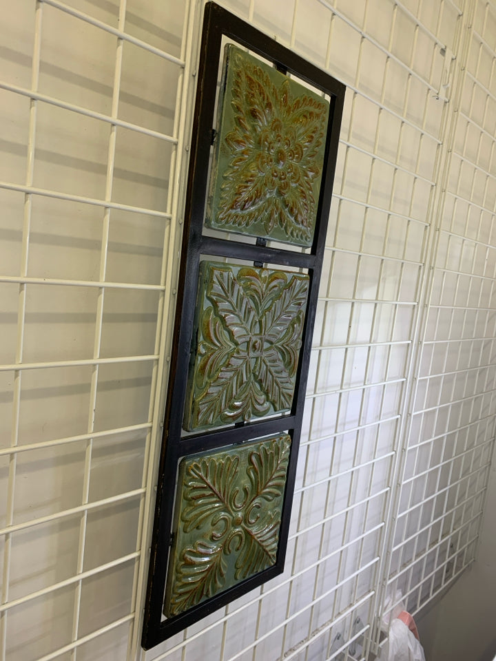 METAL GREEN TEXTURED TILE WALL HANGING.