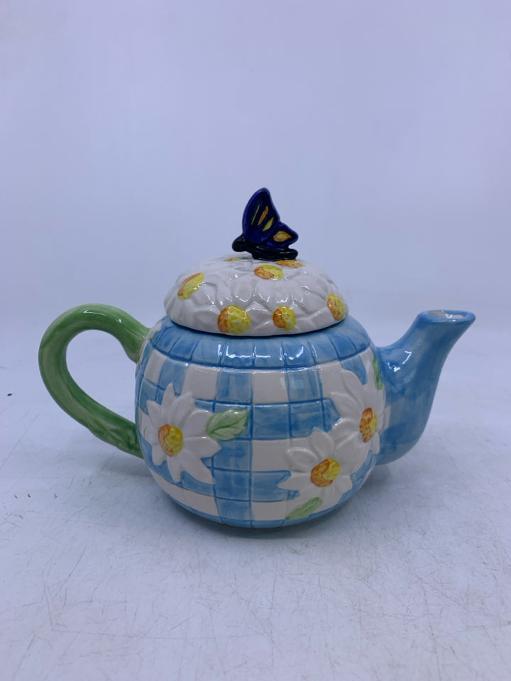 SMALL LIGHT BLUE CHECKERED W/ EMBOSSED DAISIES.