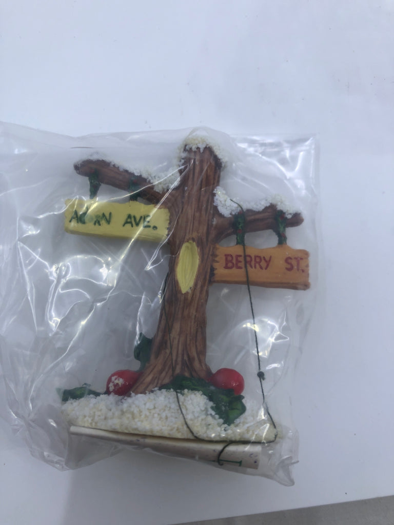 2-NIB STREET LIGHT/SIGN ACCESSORY CHARMING TAILS
