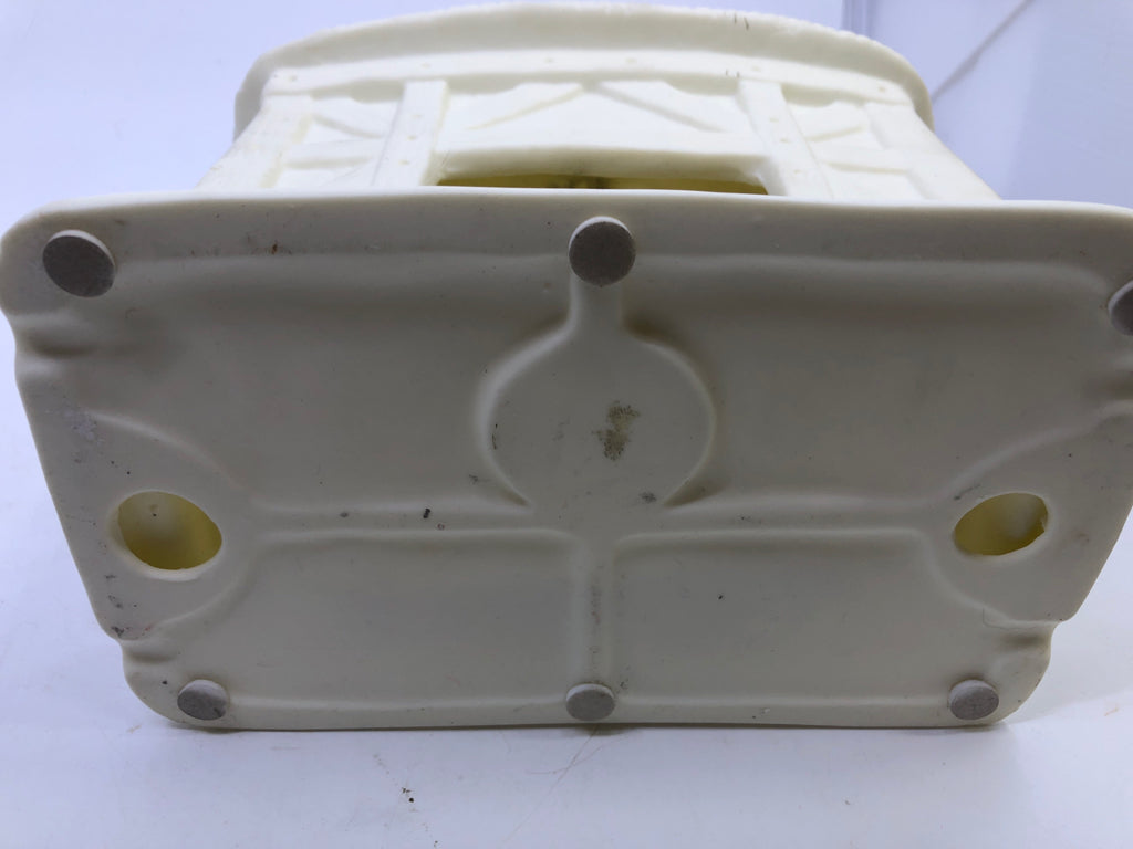 PORCELAIN NATIVITY TEA LIGHT HOLDER.