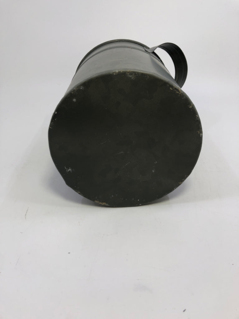 MD RUSTIC GALVANIZED METAL BUCKET W/LID.