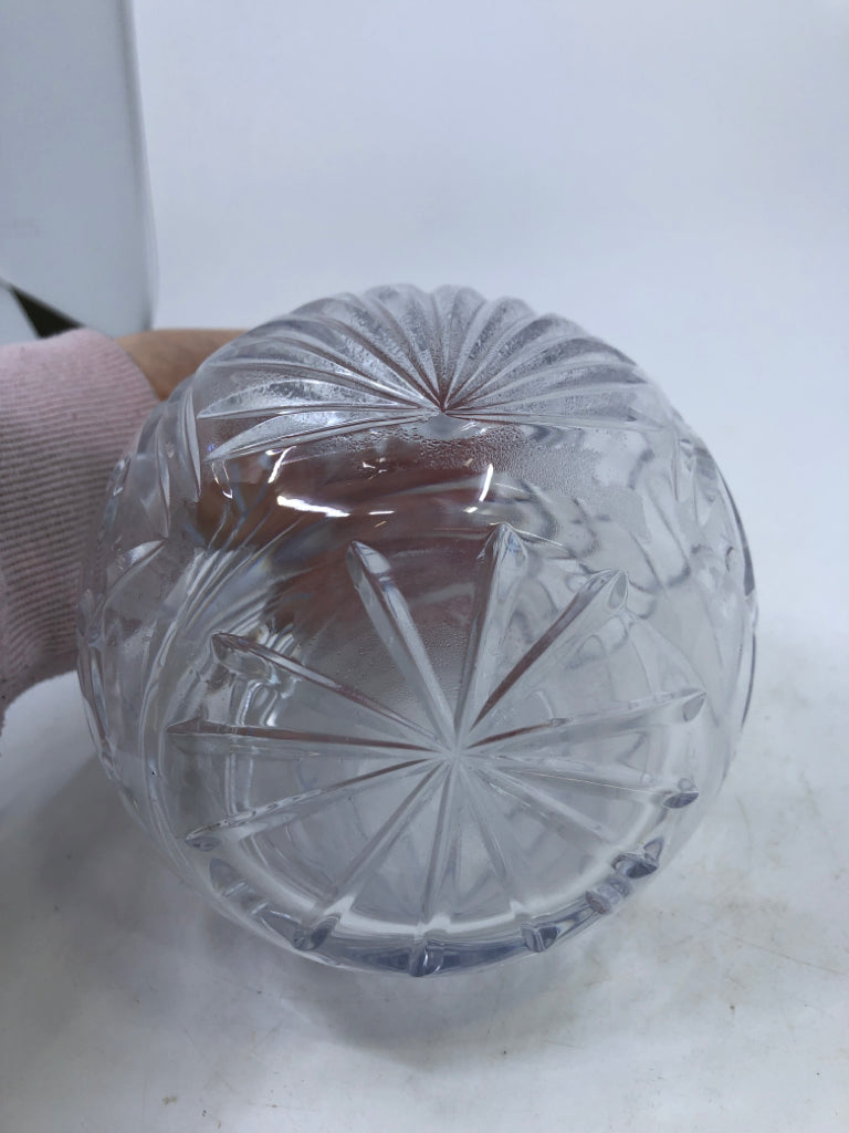 HEAVY CUT GLASS DECANTER.