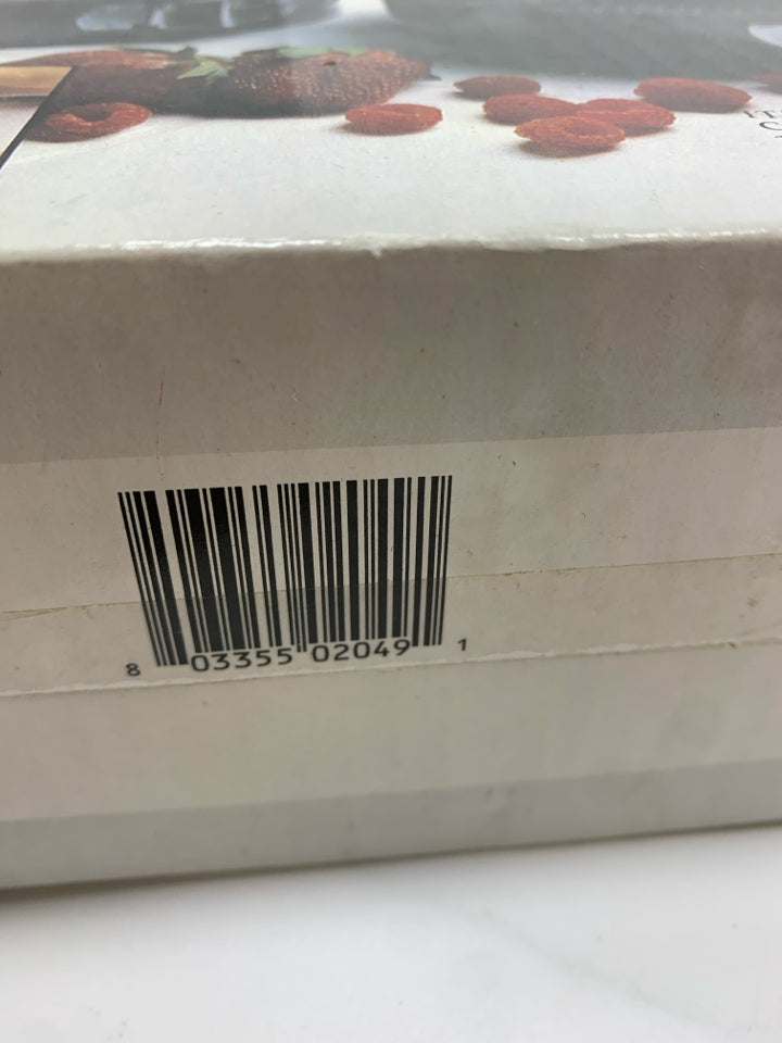 3 NIB NONSTICK SPRINGFORM PANS.