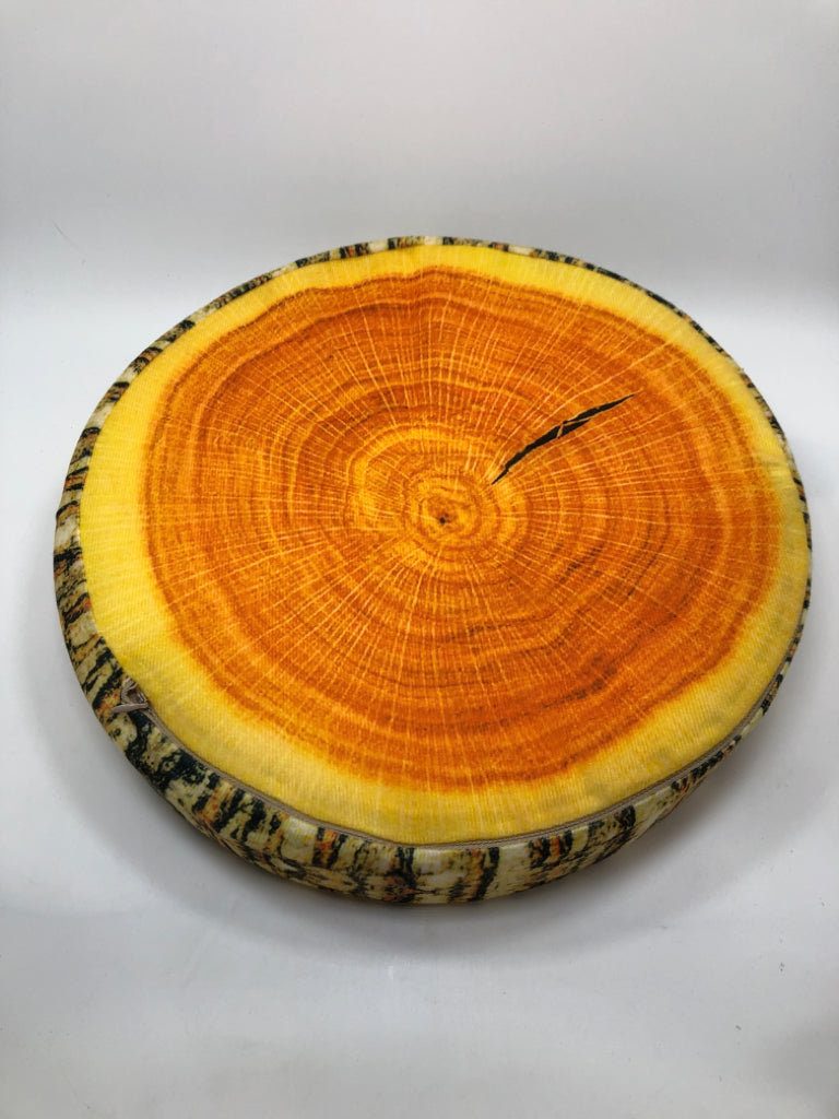 TREE PRINT PILLOW.