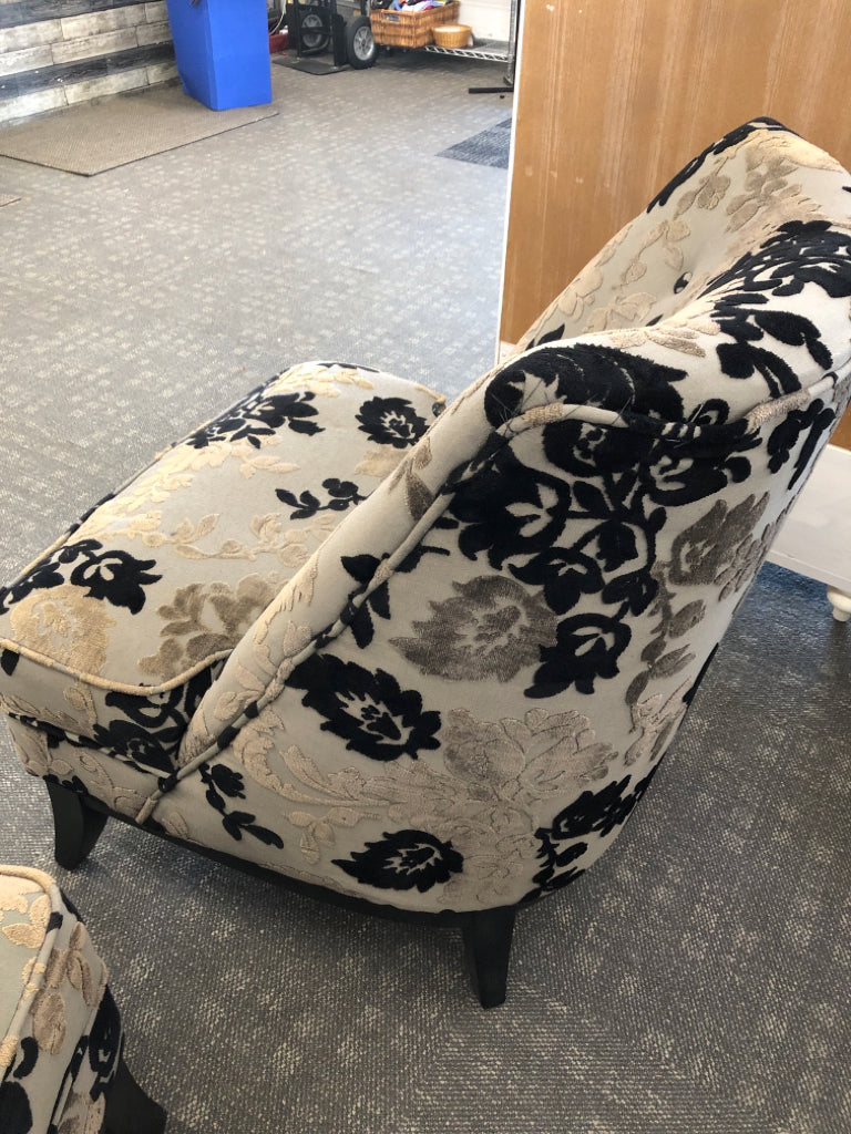 BLACK FLORAL UPHOLSTERED CHAIR W/ WOOD LEGS.