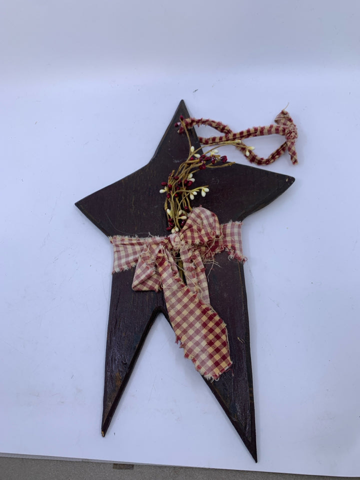 PRIM STAR WITH PIP BERRIES.