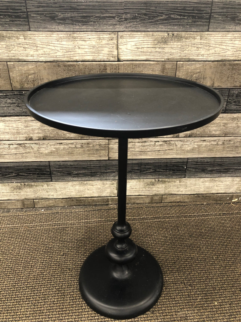 METAL SIDE TABLE.