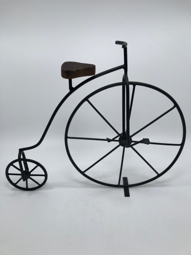 METAL BICYCLE DECOR W/WOODEN SEAT.