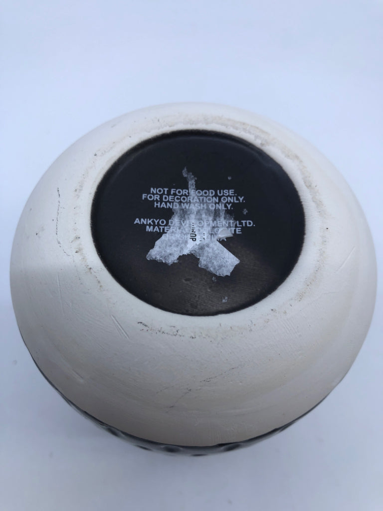 BLACK W WHITE BOTTOM VASE.