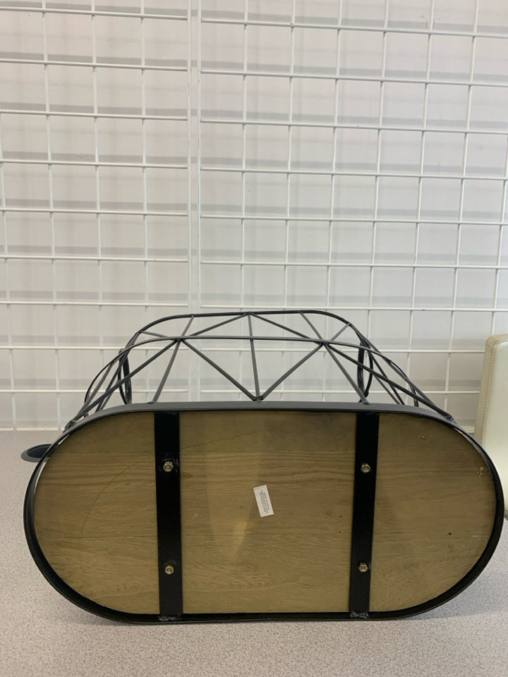 METAL SIDE BASKET W/WOODEN BASE.