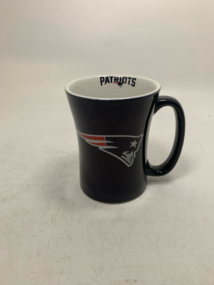 WHITE INTERIOR PATRIOTS SYMBOL MUG.