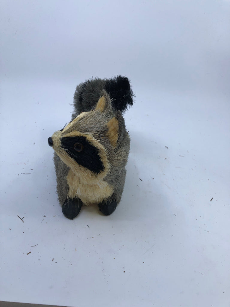 STRAW RACOON.