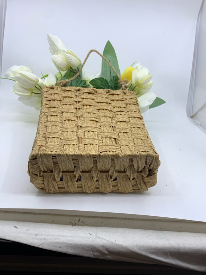 LIGHT WOVEN WALL BASKET W/ WHITE/YELLOW TULIPS.