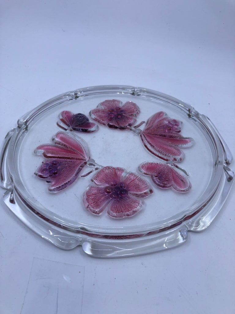 GLASS CAKE PLATE W/ RED+PINK FLOWERS.