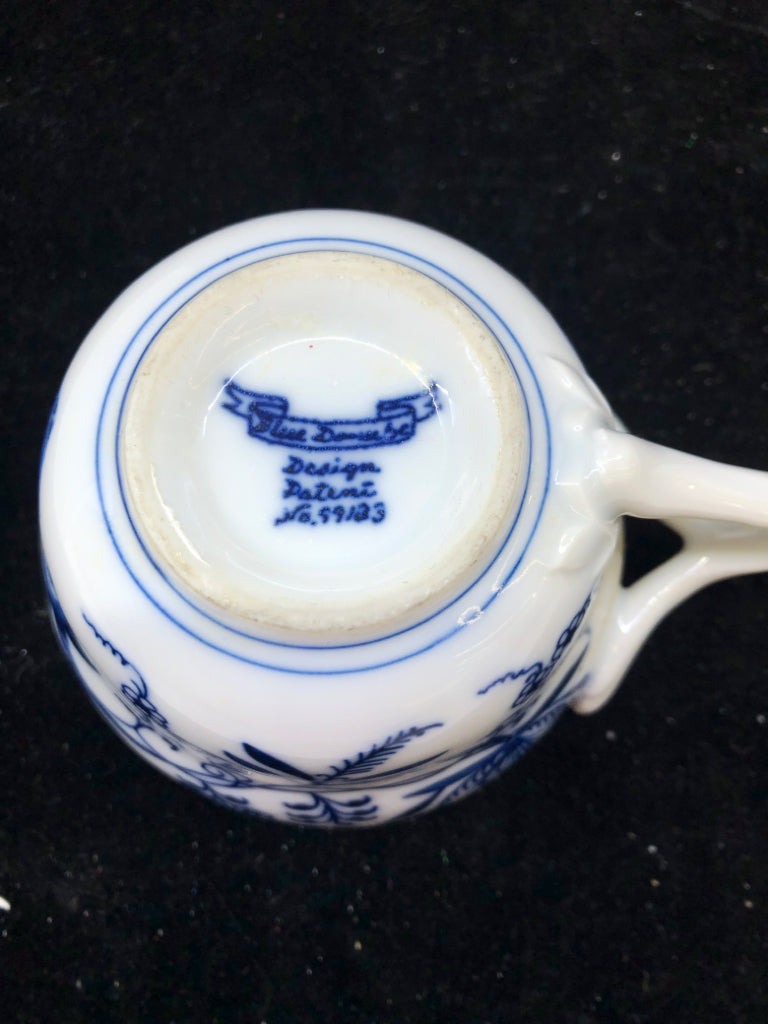 VTG BLUE AND WHITE VIDALLIA ONION PATTERN SMALL MUG.