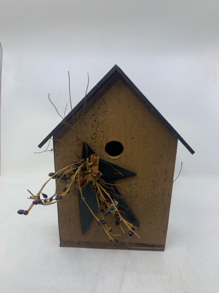DECORATIVE PRIMITIVE STYLE TAN BIRD HOUSE W/ STAR PIP BERRIES.