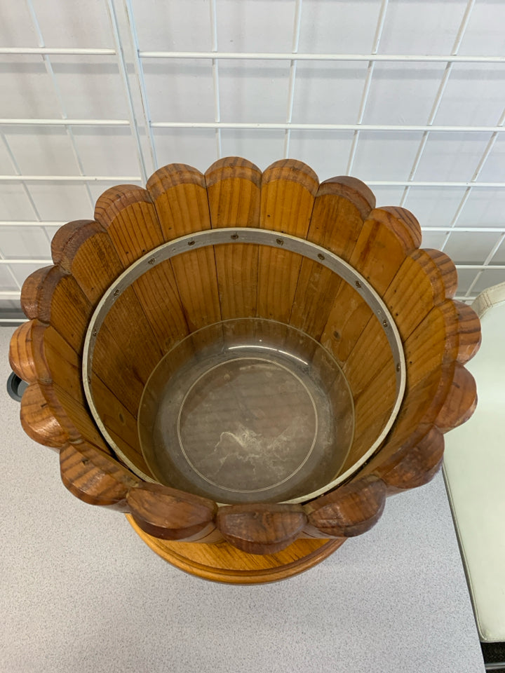 VTG STYLE FOOTED WOODEN PLANTER.