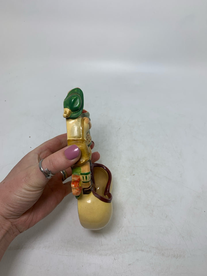 VTG COUPLE KISSING WALL PLANTER.