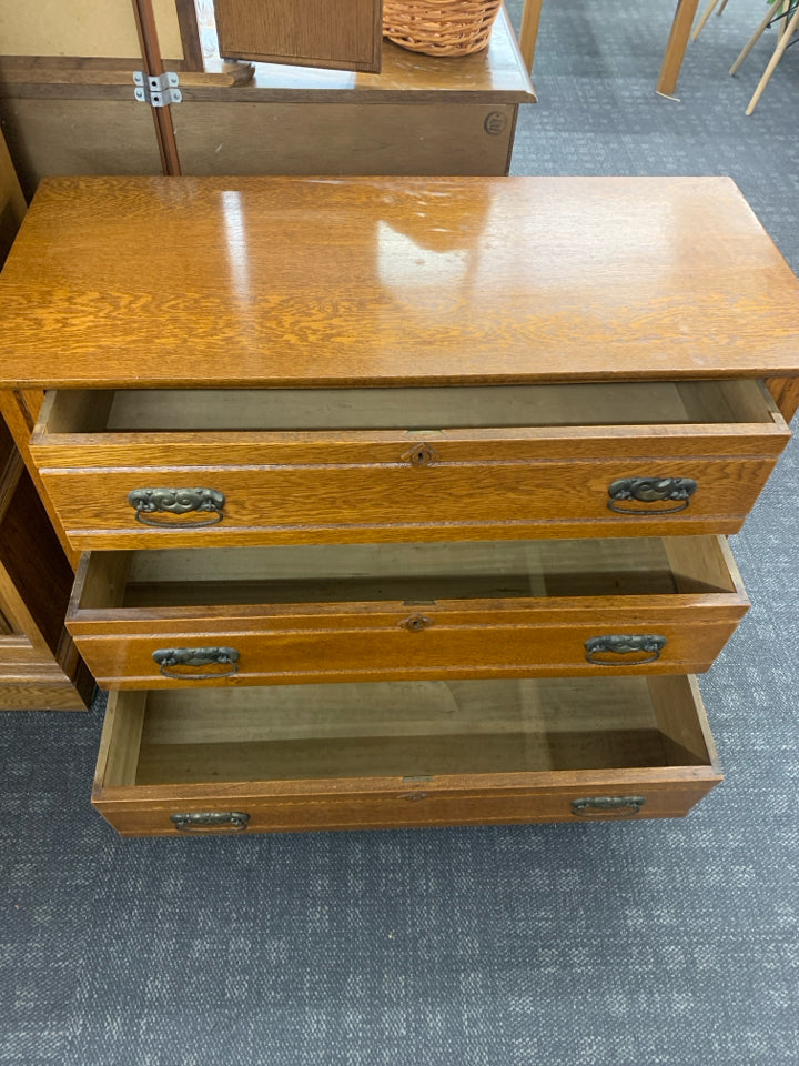 VTG MAPLE WOOD DRESSER WITH THREE DRAWERS.