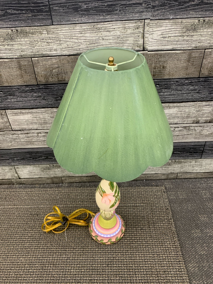 FLOWER PAINTED WOOD BASE LAMP W/GREEN TIN SHADE.