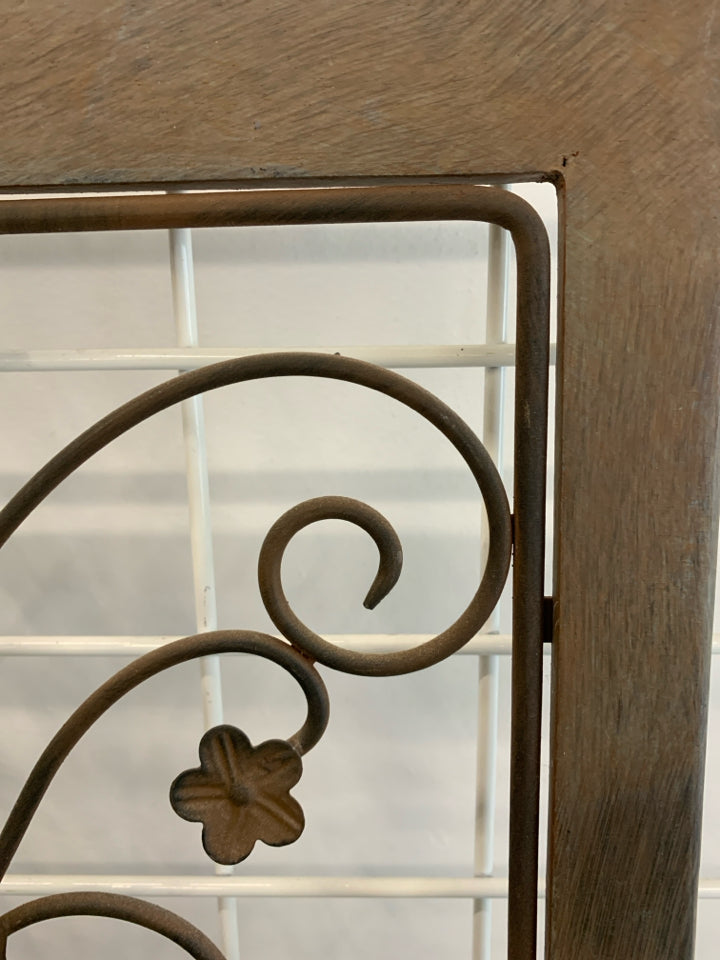 METAL FLOWER DISTRESSED WALL HANGING.