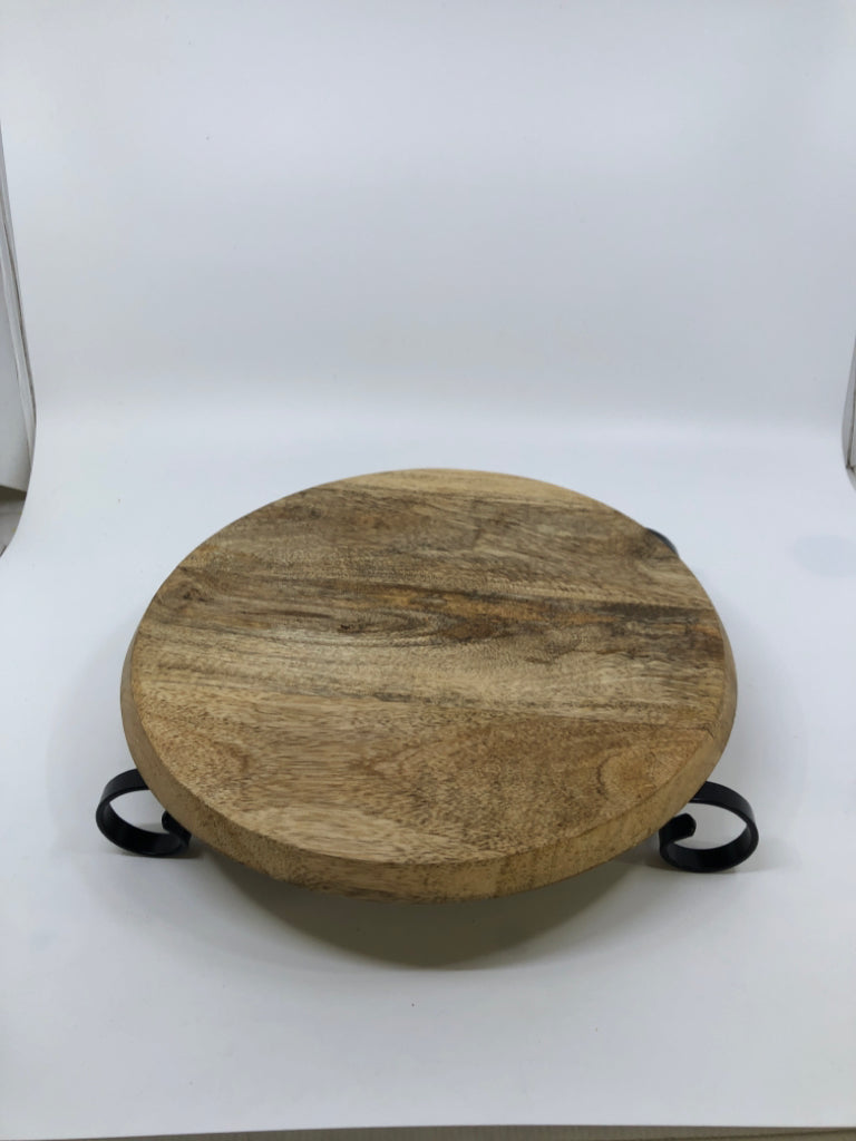 METAL FOOTED CENTERPIECE W/ WOOD TOP.