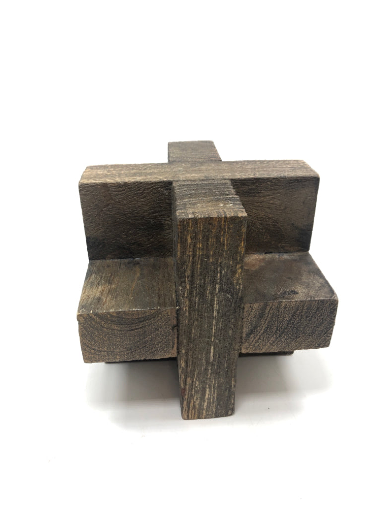 X-SHAPED WOOD DECOR BLOCK.
