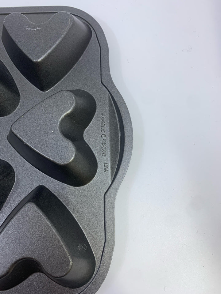 HEART TARTLETTE 12-SLOT CUPCAKE PAN NORDIC WARE.