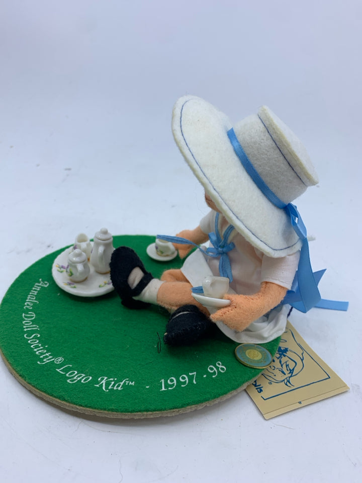 ANNALEE BOY HAVING TEA 1997-98 LOGO KID.