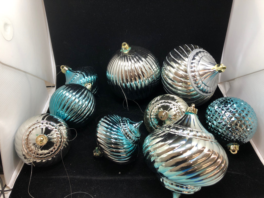 8 LG BLUE/SILVER OUTDOOR ORNAMENTS IN BAG.