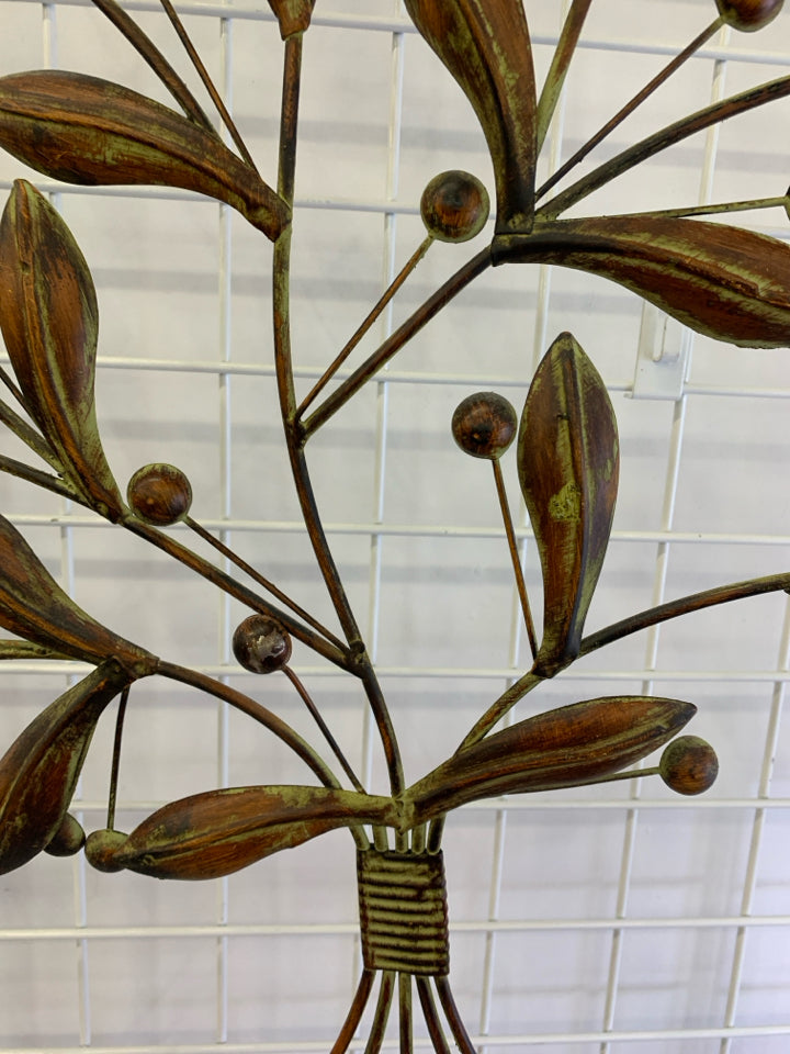 METAL GREEN RUST COLORED BUNDLED LEAF WALL HANGING.