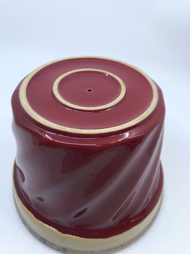 RED CERAMIC BUNDT PAN.