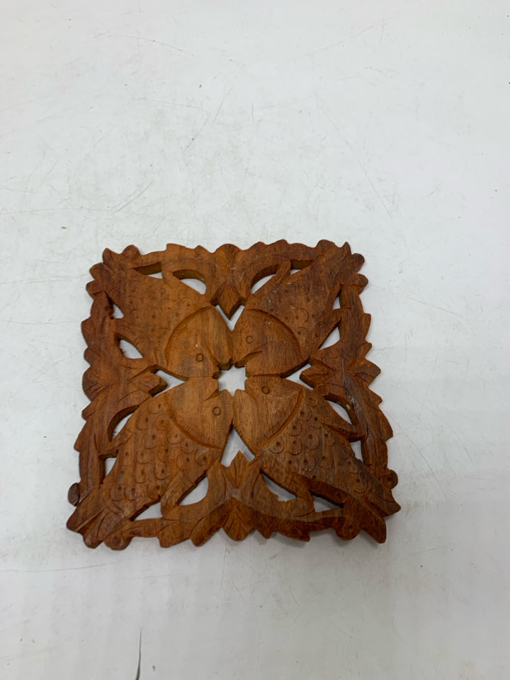 WOOD FISHES CARVED TRIVET.