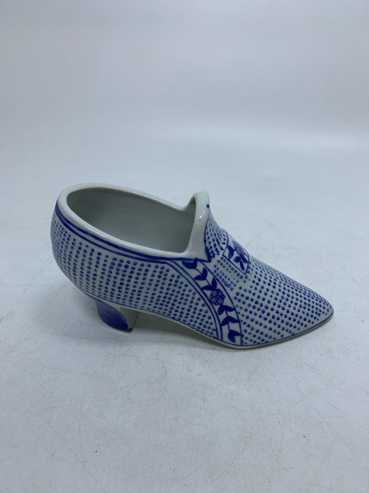 BLUE/WHITE FLORAL HEELED BOOT VASE.