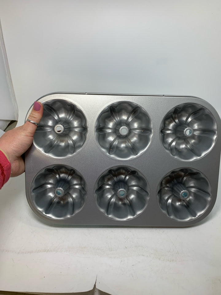 MINI FLUTED CAKE BUNDT BAKING PAN.