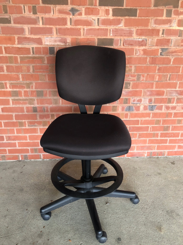 ADJUSTABLE BLACK SWIVEL OFFICE CHAIR.