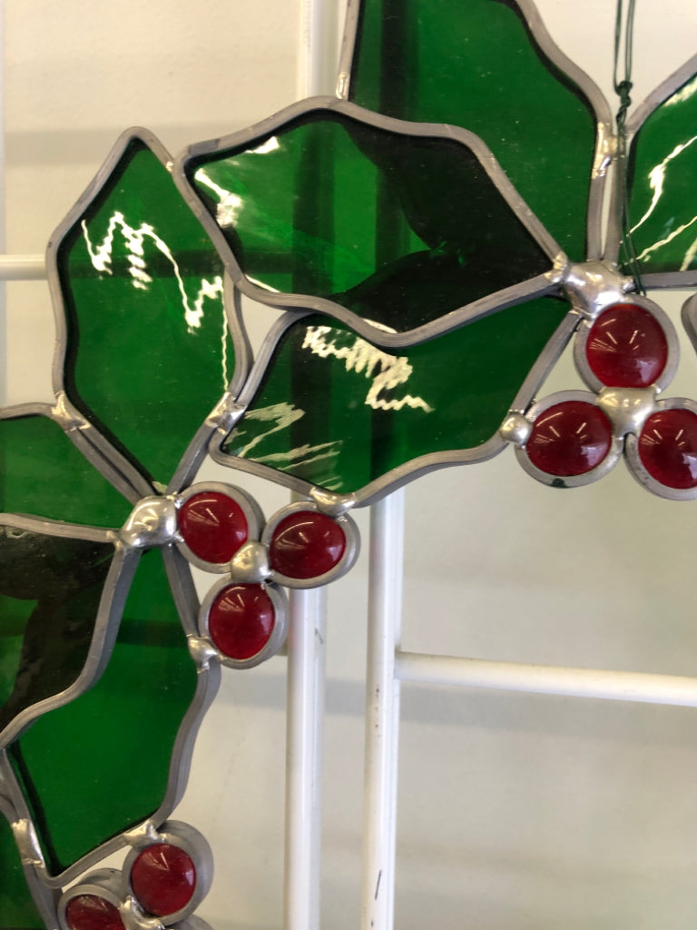 STAINED GLASS WREATH WALL HANGING.