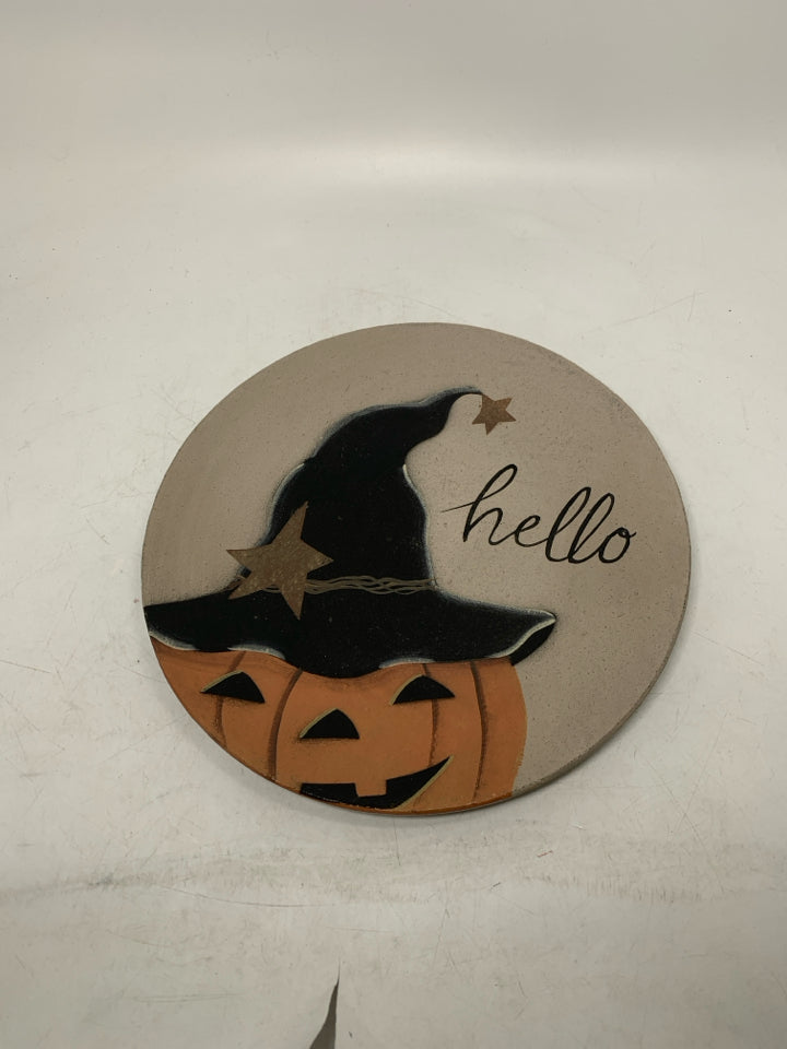 GREY PRIMITVE STYLE PLATE W/ JACKO LANTERN W/ WITCH HAT HELLO.