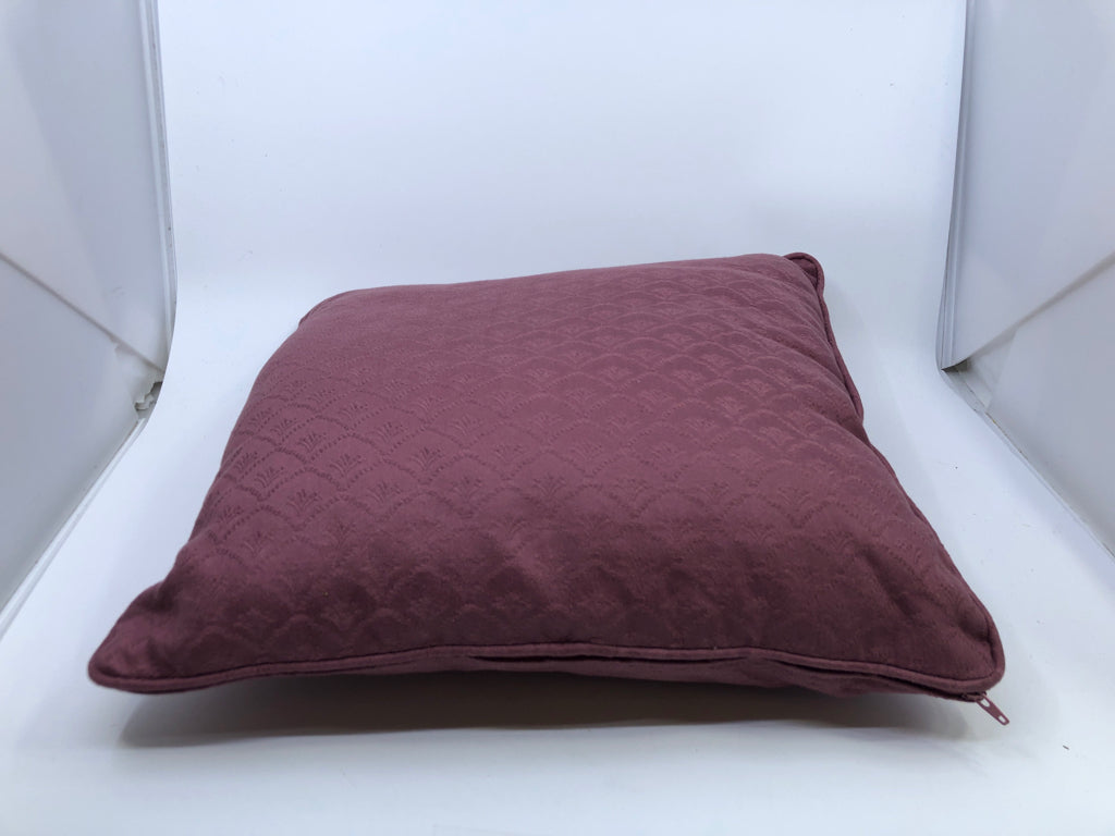 RED SQUARE PILLOW.