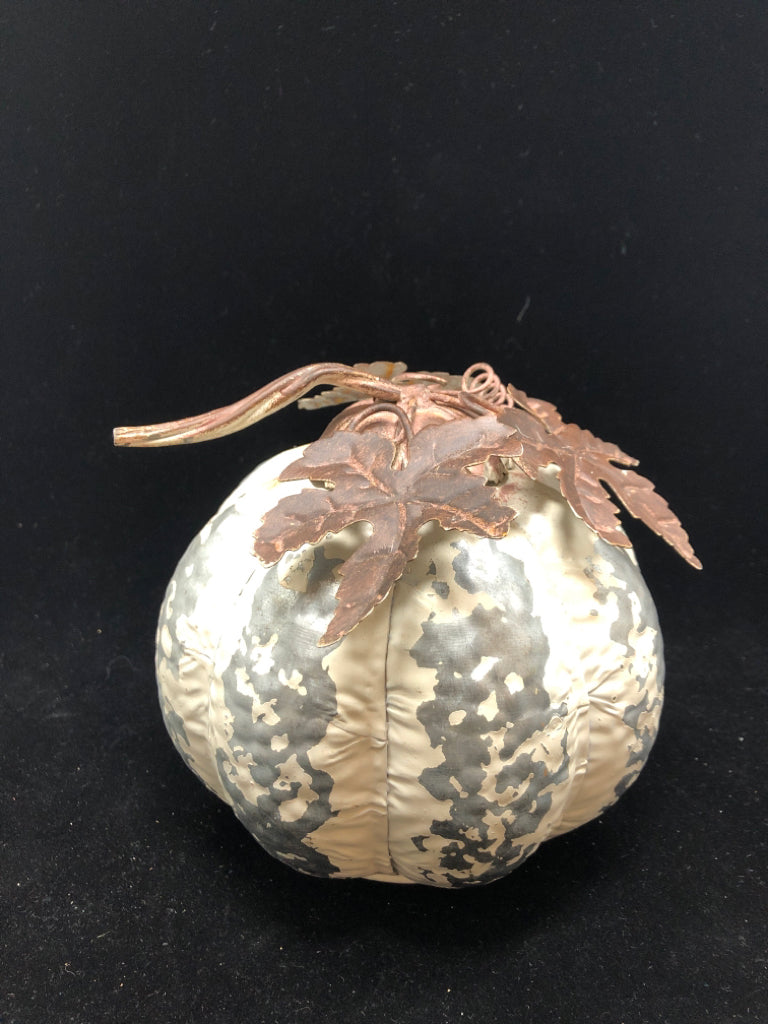 SM WHITE METAL PUMPKIN WITH WELDED LEAVES.