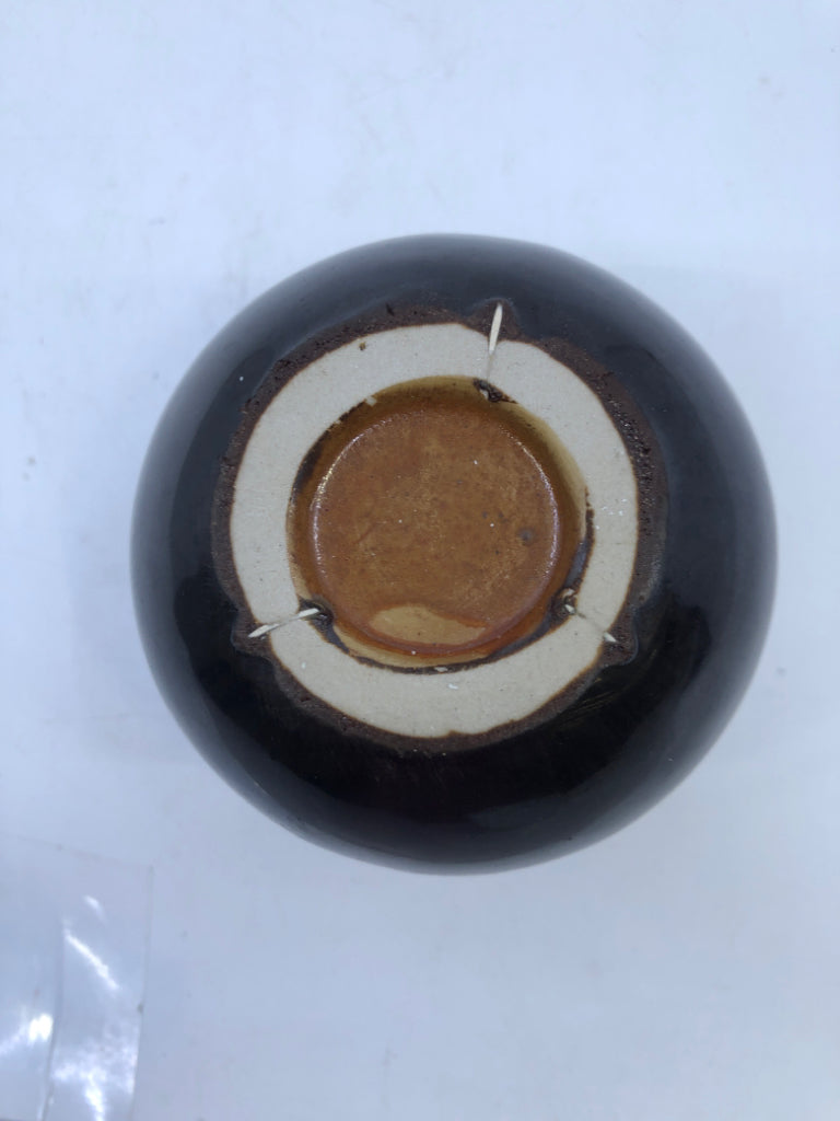 BROWN CERAMIC ROUND BUD VASE.