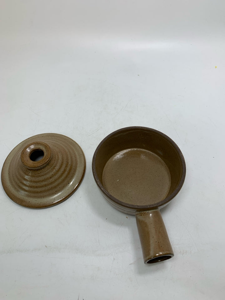 TAN SPECKLED FRENCH ONION SOUP BOWL W/ HANDLE & LID.