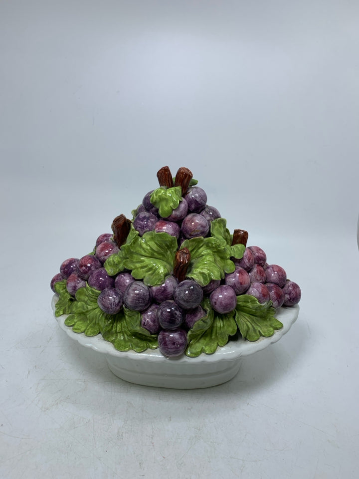 VTG PURPLE GRAPE CLUSTER IN WHITE BASKET CENTERPIECE.