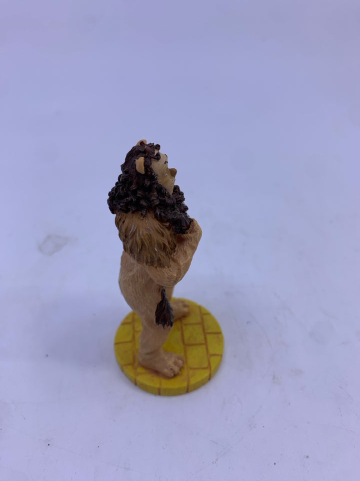 COWARDLY LION- WIZARD OF OZ FIGURE.
