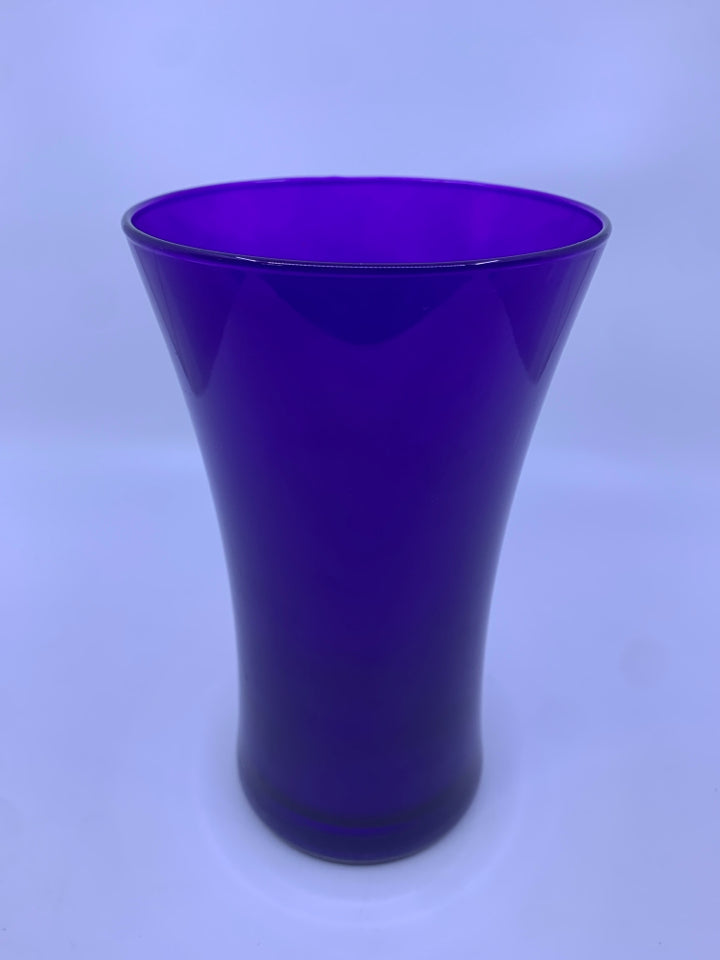 TALL DARK PURPLE FROSTED VASE.