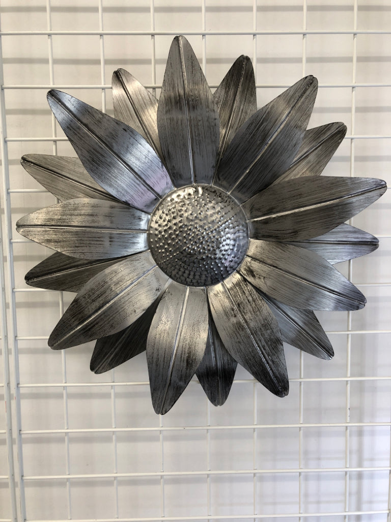 GALVANIZED HANGING SUNFLOWER.
