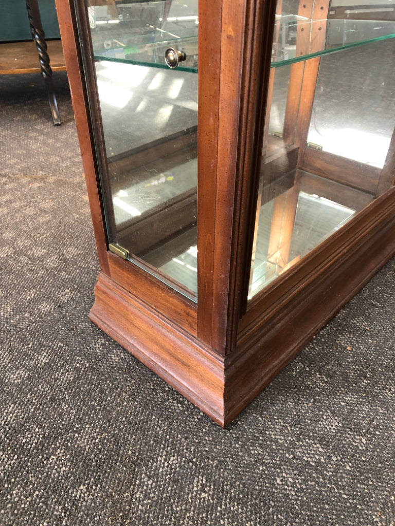 5 SHELF WOOD LIGHT CURIO CABINET.