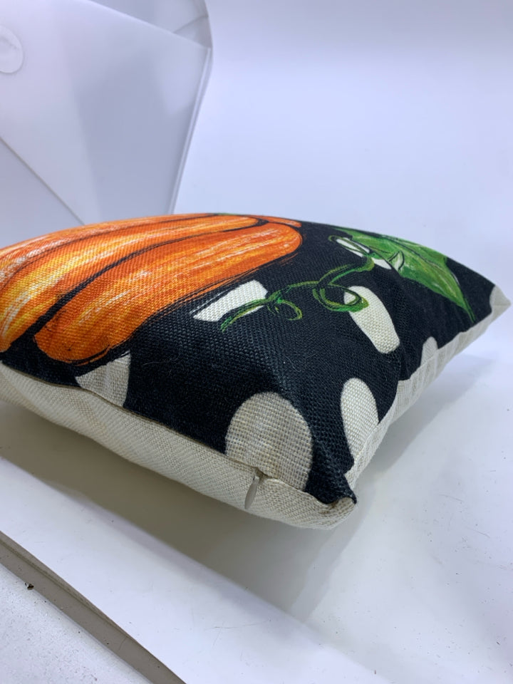 BLACK/WHITE PUMPKIN ACCENT PILLOW.