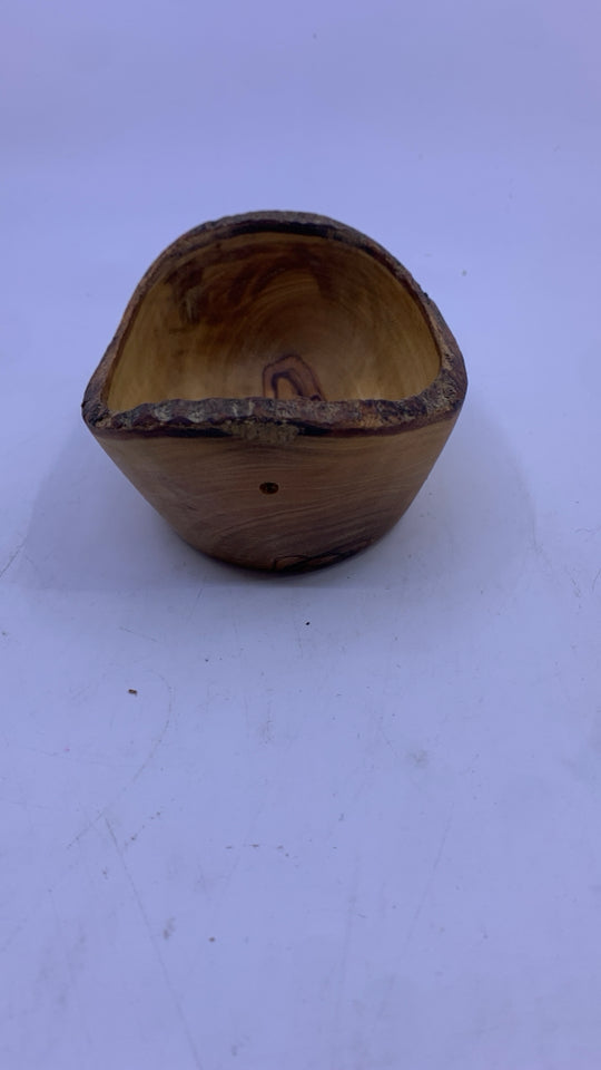 SMALL WOOD BOWL.