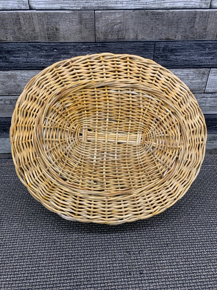 SHALLOW WOVEN BASKET.